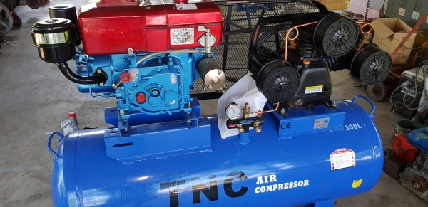 ปั้มลมพร้อมเครื่องดีเชล สตาร์ท 2 ระบบ 7.5 แรง ถัง 300 ลิตร รหัสสินค้า C3 - 16