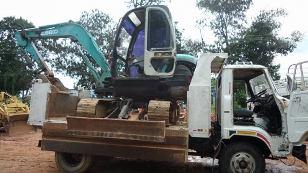 ขายดั้มพร้อมแบคโฮ