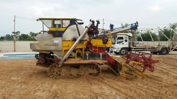 ขายด่วน รถเกี่ยวสยาม 190 แรงม้า ตามสภาพ 250,000 บาทเท่านั้น