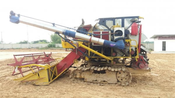 ขายด่วน รถเกี่ยวสยาม 190 แรงม้า ตามสภาพ 250,000 บาทเท่านั้น