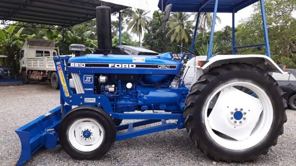 ขายรถไถฟอร์ด  6610   พร้อมชุดใบมีดดันหน้า