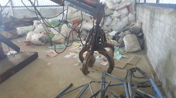 ขาย เครนพับติดคีบ แบบนั่งขับ ปั้มไฮดรอริคใช้มอเตอร์ไฟฟ้า ติดตั้งบนแท่นพร้อมใช้งาน ราคาต่อรองได้ครับ