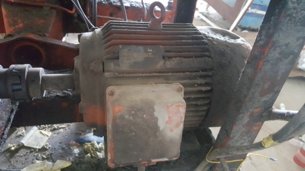 ขาย เครนพับติดคีบ แบบนั่งขับ ปั้มไฮดรอริคใช้มอเตอร์ไฟฟ้า ติดตั้งบนแท่นพร้อมใช้งาน ราคาต่อรองได้ครับ