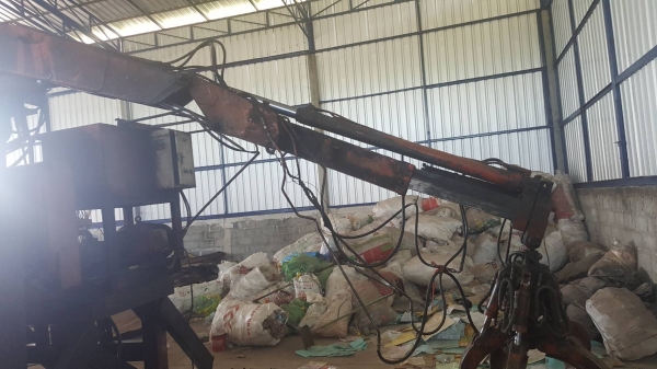 ขาย เครนพับติดคีบ แบบนั่งขับ ปั้มไฮดรอริคใช้มอเตอร์ไฟฟ้า ติดตั้งบนแท่นพร้อมใช้งาน ราคาต่อรองได้ครับ