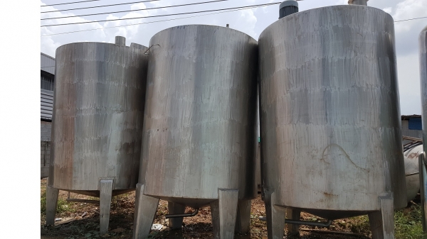 ถังสแตนเลสใบใหญ่ขนาด 10000 ลิตรมีมอเตอร์และใบกวน