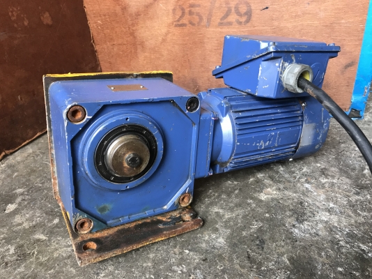 ขายมอเตอร์เกียร์ Hyponic drive Sumitomo 1/3HP. 380V มีระบบเบรคในตัว อัตราทด 1:120 เพลาออกประมาณ 12รอบต่อนาที สภาพสวยมาก หมุนนิ่ม พร้อมใช้งาน
