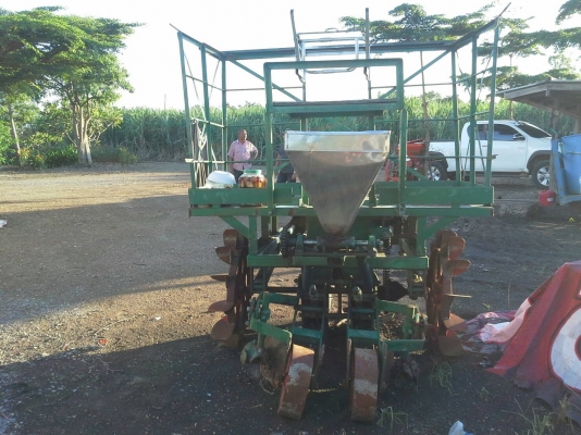 ขายเครื่องปลูกอ้อย โทร 081-2805754