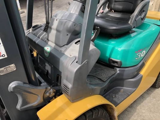 ขายรถยกโฟร์คลิฟท์ยี่ห้อKOMAT'SU 3ตัน เสาสูง 6เมตร