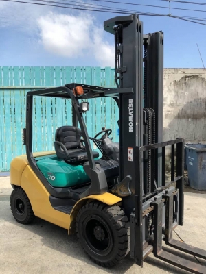 ขายรถยกโฟร์คลิฟท์ยี่ห้อKOMAT'SU 3ตัน เสาสูง 6เมตร