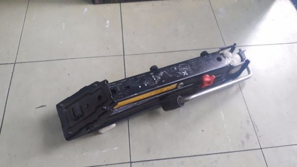 แม่แรง ยกรถ BMW 3 Series สีดำ