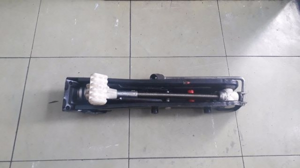 แม่แรง ยกรถ BMW 3 Series สีดำ