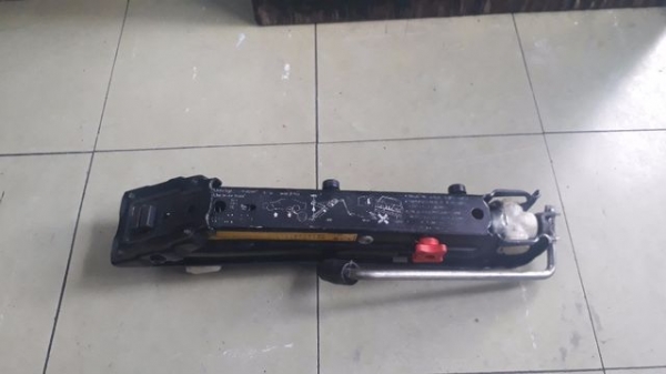 แม่แรง ยกรถ BMW 3 Series สีดำ