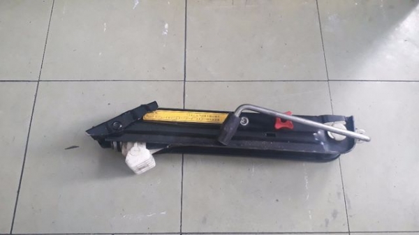 แม่แรง ยกรถ BMW 3 Series สีดำ