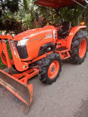 รถไถคูโบต้าL3608SP (4wd) #รถเกรดเอ สีเดิม100\%  #สภาพสวยมากกๆค่ะ #ใช้งานน้อยเลขไมล์ 315 ชม. #แถมฟรี เวทถ่วงล้อค่ะ  #มีอุปกรณ ์ดันหน้า หางตัดหญ้า เล่มทะเบียนพร้อมโอน จัดส่งทั่วไทย