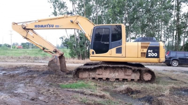 ขาย 1,790,000  KOMATSU pc 200-8 N1 ทำงาน 7,771 ชม. มีกล้องมองหลัง เครื่องดี ปั้มแรง โช่หนา เอวแน่น สวยกิป ไฟฟ้าครบ เอกสารเล่มทะเบียน รถสวยพร้อมใช้เอกสารพร้อมโอน  รถอยู่ จ.ปทุมธานี 090-772-3710 090-772-3708