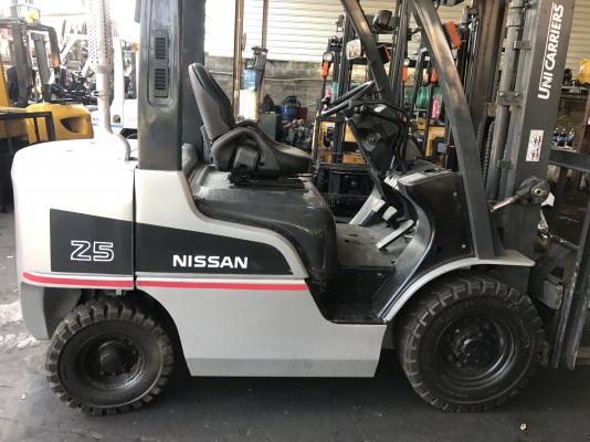 รถยกนิสสัน 2.5 ตัน เสาสูง 3 เมตร เข้าตู้ ติดแผงงาสไลด์ เครื่องดีเซล เกียร์ออโต้