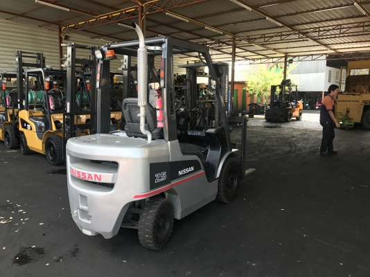 รถยกนิสสัน 2.5 ตัน เสาสูง 3 เมตร เข้าตู้ ติดแผงงาสไลด์ เครื่องดีเซล เกียร์ออโต้