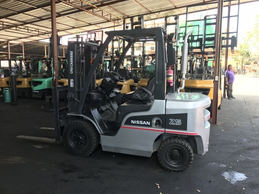 รถยกนิสสัน 2.5 ตัน เสาสูง 3 เมตร เข้าตู้ ติดแผงงาสไลด์ เครื่องดีเซล เกียร์ออโต้