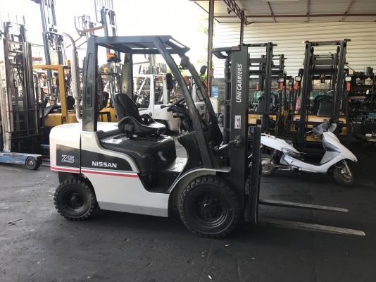 รถยกนิสสัน 2.5 ตัน เสาสูง 3 เมตร เข้าตู้ ติดแผงงาสไลด์ เครื่องดีเซล เกียร์ออโต้