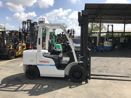 รถยกนิสสัน 3 ตัน เสาสูง 4 เมตร เครื่องดีเซล เกียร์ออโต้