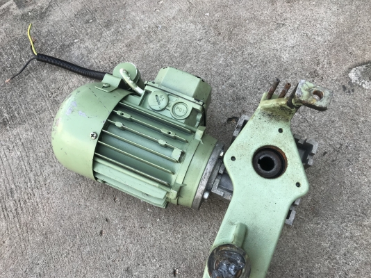 ขายมอเตอร์เกียร์ COEL made in Italy 0.12KW. 220V ไฟบ้าน อัตราทด 1:80 เพลาออกประมาณ 16รอบต่อนาที สภาพสวยมาก หายาก หมุนนิ่ม พร้อมใช้งาน