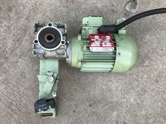 ขายมอเตอร์เกียร์ COEL made in Italy 0.12KW. 220V ไฟบ้าน อัตราทด 1:80 เพลาออกประมาณ 16รอบต่อนาที สภาพสวยมาก หายาก หมุนนิ่ม พร้อมใช้งาน