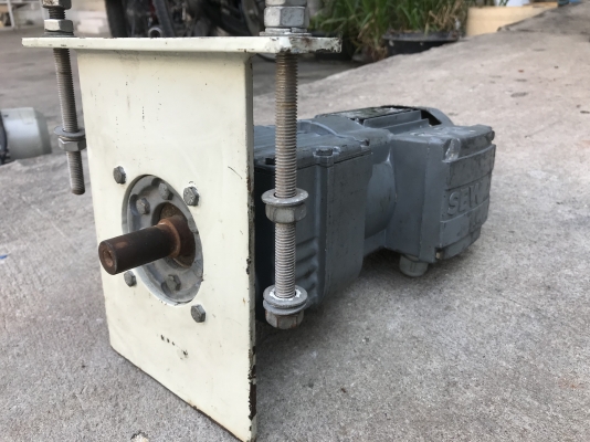 ขายมอเตอร์เกียร์เพลาคว่ำ Sew eurodrive 1/3HP. 380V อัตราทด 1:24 เพลาออกประมาณ 54รอบต่อนาที สภาพสวยมาก หมุนนิ่ม พร้อมใช้งาน