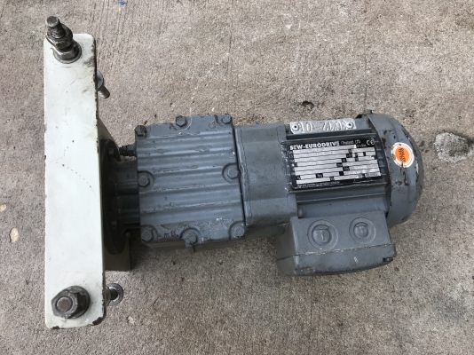 ขายมอเตอร์เกียร์เพลาคว่ำ Sew eurodrive 1/3HP. 380V อัตราทด 1:24 เพลาออกประมาณ 54รอบต่อนาที สภาพสวยมาก หมุนนิ่ม พร้อมใช้งาน ขายมอเตอร์เกียร์เพลาคว่ำ Sew eurodrive 1/3HP. 380V อัตราทด 1:24 เพลาออกประมาณ 54รอบต่อนาที สภาพสวยมาก หมุนนิ่ม พร้อมใช้งาน