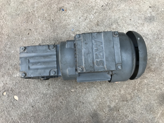 ขายมอเตอร์เกียร์เพลาสวม Sew eurodrive 3/4HP. 380V รอบเร็วเพลาออกประมาณ 164รอบต่อนาที ของใหม่ ไม่เคยใช้งาน