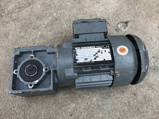 ขายมอเตอร์เกียร์เพลาสวม Sew eurodrive 3/4HP. 380V รอบเร็วเพลาออกประมาณ 164รอบต่อนาที ของใหม่ ไม่เคยใช้งาน