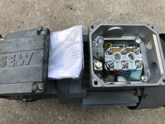 ขายมอเตอร์เกียร์เพลาสวม Sew eurodrive 3/4HP. 380V รอบเร็วเพลาออกประมาณ 164รอบต่อนาที ของใหม่ ไม่เคยใช้งาน