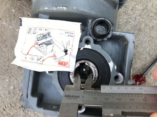 ขายมอเตอร์เกียร์เพลาสวม Sew eurodrive 3/4HP. 380V รอบเร็วเพลาออกประมาณ 164รอบต่อนาที ของใหม่ ไม่เคยใช้งาน