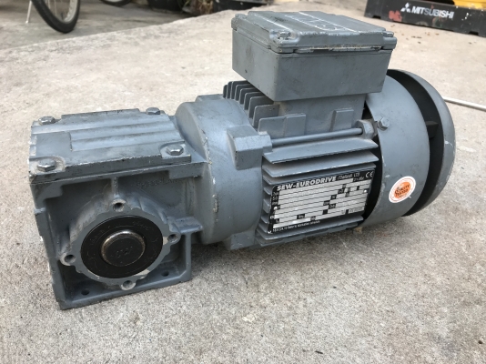 ขายมอเตอร์เกียร์เพลาสวม Sew eurodrive 3/4HP. 380V รอบเร็วเพลาออกประมาณ 164รอบต่อนาที ของใหม่ ไม่เคยใช้งาน