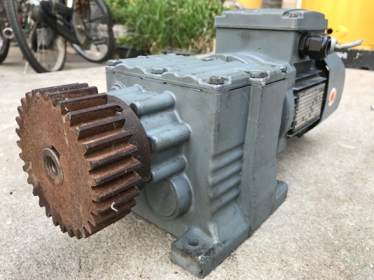 ขายมอเตอร์เกียร์ Sew eurodrive 1/3HP. 380V มีระบบเบรคในตัว อัตราทด 1:32 เพลาออกประมาณ 40รอบต่อนาที สภาพสวยมาก หมุนนิ่ม แรงบิดเยอะ พร้อมใช้งาน ขายมอเตอร์เกียร์ Sew eurodrive 1/3HP. 380V มีระบบเบรคในตัว อัตราทด 1:32 เพลาออกประมาณ 40รอบต่อนาที สภาพสวยมาก หมุนนิ่ม แรงบิดเยอะ พร้อมใช้งาน