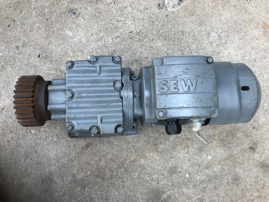 ขายมอเตอร์เกียร์ Sew eurodrive 1/3HP. 380V มีระบบเบรคในตัว อัตราทด 1:32 เพลาออกประมาณ 40รอบต่อนาที สภาพสวยมาก หมุนนิ่ม แรงบิดเยอะ พร้อมใช้งาน ขายมอเตอร์เกียร์ Sew eurodrive 1/3HP. 380V มีระบบเบรคในตัว อัตราทด 1:32 เพลาออกประมาณ 40รอบต่อนาที สภาพสวยมาก หมุนนิ่ม แรงบิดเยอะ พร้อมใช้งาน