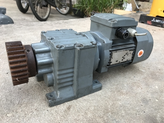 ขายมอเตอร์เกียร์ Sew eurodrive 1/3HP. 380V มีระบบเบรคในตัว อัตราทด 1:32 เพลาออกประมาณ 40รอบต่อนาที สภาพสวยมาก หมุนนิ่ม แรงบิดเยอะ พร้อมใช้งาน