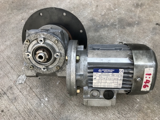ขายมอเตอร์เกียร์เพลาสวม Bonfiglioli 1/3HP. 380V made in Italy อัตราทด 1: 46 เพลาออกประมาณ 30รอบต่อนาที สภาพสวยมาก หมุนนิ่ม พร้อมใช้งาน ขายมอเตอร์เกียร์เพลาสวม Bonfiglioli 1/3HP. 380V made in Italy อัตราทด 1: 46 เพลาออกประมาณ 30รอบต่อนาที สภาพสวยมาก หมุนนิ่ม พร้อมใช้งาน