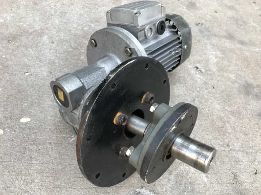 ขายมอเตอร์เกียร์เพลาสวม Bonfiglioli 1/3HP. 380V made in Italy อัตราทด 1: 46 เพลาออกประมาณ 30รอบต่อนาที สภาพสวยมาก หมุนนิ่ม พร้อมใช้งาน ขายมอเตอร์เกียร์เพลาสวม Bonfiglioli 1/3HP. 380V made in Italy อัตราทด 1: 46 เพลาออกประมาณ 30รอบต่อนาที สภาพสวยมาก หมุนนิ่ม พร้อมใช้งาน