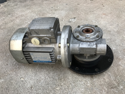 ขายมอเตอร์เกียร์เพลาสวม Bonfiglioli 1/4HP. 380V made in Italy อัตราทด 1: 28 เพลาออกประมาณ 50รอบต่อนาที สภาพสวยมาก หมุนนิ่ม พร้อมใช้งาน ขายมอเตอร์เกียร์เพลาสวม Bonfiglioli 1/4HP. 380V made in Italy อัตราทด 1: 28 เพลาออกประมาณ 50รอบต่อนาที สภาพสวยมาก หมุนนิ่ม พร้อมใช้งาน