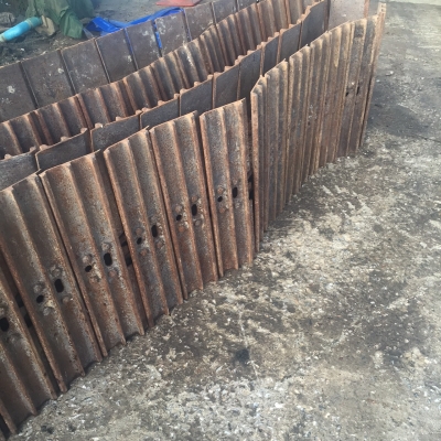 ขายโซ่เก่าญี่ปุ่น  ใส่ได้กับ sk60 หรือ pc60-6-7 สภาพสวยมาก ใบแทรกกว้าง60เซน สนใจ089-2579650