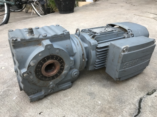 ขายมอเตอร์เกียร์ของใหม่ SEW eurodrive 3/4HP. 380V มีระบบเบรคในตัว อัตราทด 1:32.8 เพลาออกประมาณ 42รอบต่อนาที ของใหม่ ไม่เคยใช้งานครับ