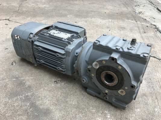 ขายมอเตอร์เกียร์ของใหม่ SEW eurodrive 3/4HP. 380V มีระบบเบรคในตัว อัตราทด 1:32.8 เพลาออกประมาณ 42รอบต่อนาที ของใหม่ ไม่เคยใช้งานครับ
