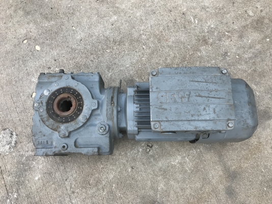 ขายมอเตอร์เกียร์ของใหม่ SEW eurodrive 3/4HP. 380V มีระบบเบรคในตัว อัตราทด 1:32.8 เพลาออกประมาณ 42รอบต่อนาที ของใหม่ ไม่เคยใช้งานครับ