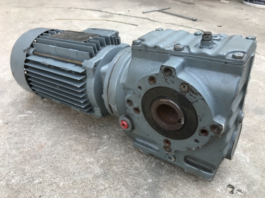 ขายมอเตอร์เกียร์ของใหม่ SEW eurodrive 3/4HP. 380V อัตราทด 1:32.8 เพลาออกประมาณ 42รอบต่อนาที ของใหม่ ไม่เคยใช้งานครับ