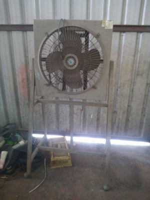 พัดลม Venz มือสอง มีสองตัวครับ 20 กับ 24 นิ้ว ขายด่วนครับไม่มีที่เก็บ