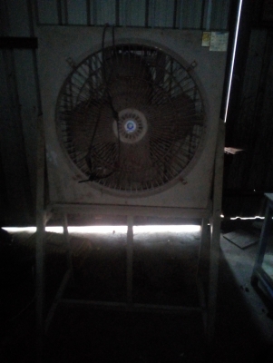 พัดลม Venz มือสอง มีสองตัวครับ 20 กับ 24 นิ้ว ขายด่วนครับไม่มีที่เก็บ