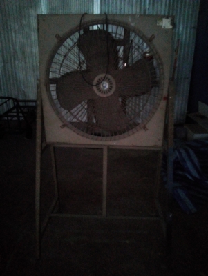 พัดลม Venz มือสอง มีสองตัวครับ 20 กับ 24 นิ้ว ขายด่วนครับไม่มีที่เก็บ