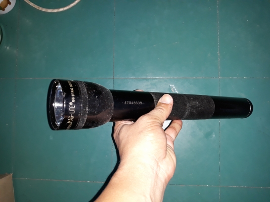 ขายไฟฉาย3ท่อน MAG-LITE MADE IN USA.มือสองสภาพดีทำจากโลหะ กันน้ำ แข็งแรงมีน้ำหนัก ใช้ป้องกันตัวได้