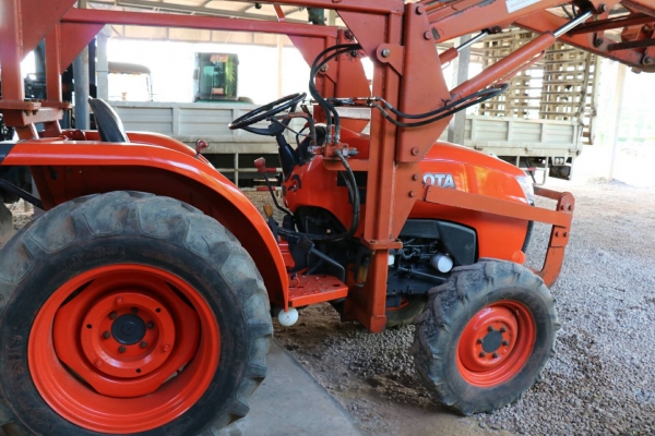 ขายรถไถ KUBOTA L3608 พร้อมชุดตัก และตัวตัดหญ้าใหม่ ขนาด 1.30เมตร ราคา 340,000