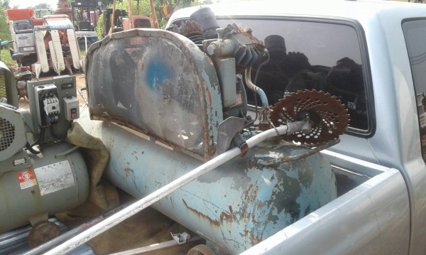 tractor-backhoe จัดส่งปั้มลมแบบมอเตอร์ 3-5 แรง เก่าญี่ปุ่น 2 เครื่อง และ เครื่องตัดหญ้าแบบสะพาย 4 เค tractor-backhoe จัดส่งปั้มลมแบบมอเตอร์ 3-5 แรง เก่าญี่ปุ่น 2 เครื่อง และ เครื่องตัดหญ้าแบบสะพาย 4 เค